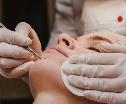Designer de Sobrancelhas + Dermaplaning