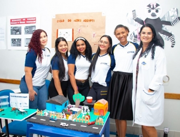 Projeto integrador: Alunos do CETEM participam de palestra e feira científica sobre a Dengue